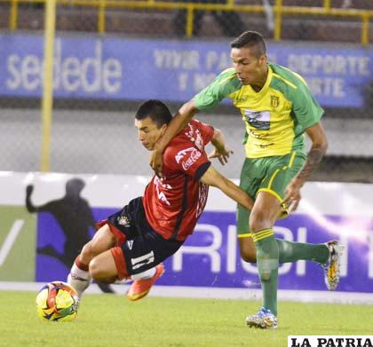 Zampiery con el dominio de la pelota, intenta salir airoso de la 
jugada
