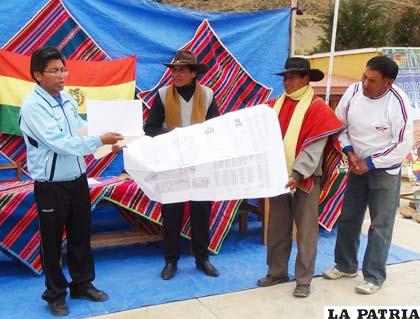 Beneficiarios reciben documentación de sus terrenos