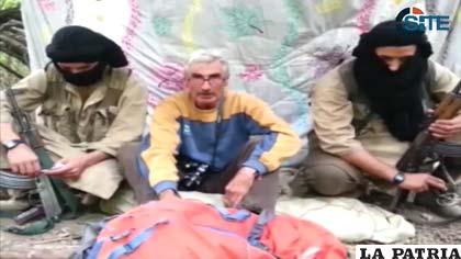 El francés Hervé Gourdel, flanqueado por dos yihadistas
