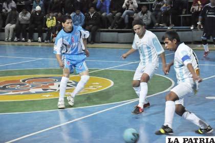 Llusco domina la pelota ante la mirada de Saavedra