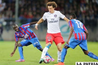 David Luiz del PSG con el dominio de la pelota 