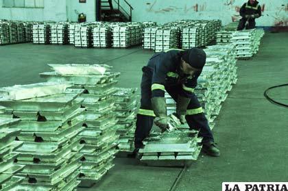 Trabajadores de Vinto preparan lingotes de estaño para su exportación