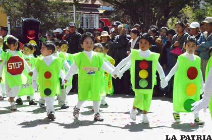 Niños del kínder Zaconeta representaron a los semáforos