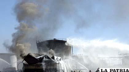 Incendio causado por los bombardeos en una refinería de petróleo controlada por el EI