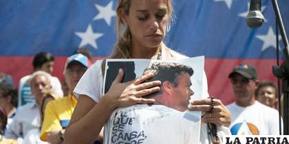 Lilian Tintori en una de las movilizaciones llevando la foto de su esposo Leopoldo López