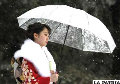 Jóvenes reinventan el estilismo del kimono en Japón