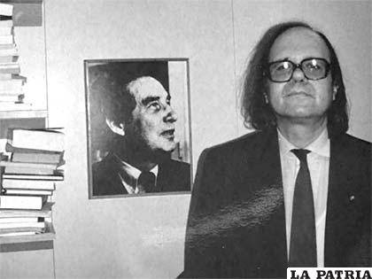 Pere Gimferrer junto a una fotografía de Octavio Paz