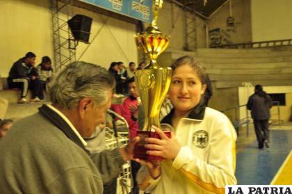 Romina Rodríguez recibe el trofeo de campeón