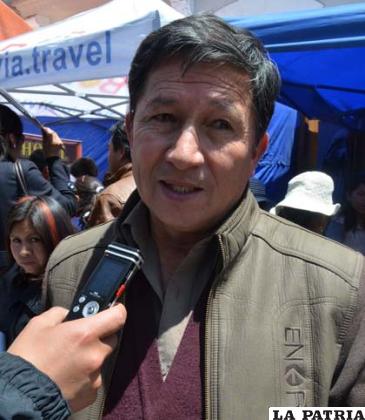 JAIME MORANDO: “Votaba en la C-33, pero creo que ha habido un cambio, no estoy seguro. Lamentablemente no conozco ningún candidato. Hace falta más difusión respecto a quiénes son ellos, que se den a conocer y cuáles son sus proyectos sobre todo, porque solo por sus nombres no podemos votar, hay que saber qué proponen para la ciudad de Oruro”.