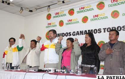 Representantes de los indígenas firman acuerdo con Samuel Doria Medina