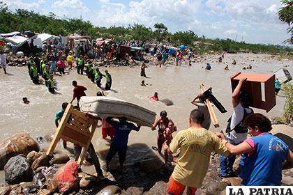 Al menos 10.000 personas han retornado a Colombia con sus bienes sobre las espaldas /eluniverso.com.co