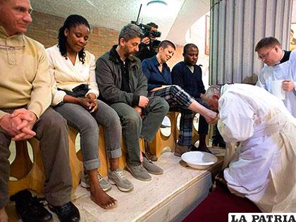Papa Francisco lava pies a reclusos /elsiglodedurango.com.mx