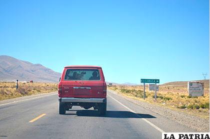 El vehículo infractor circulando por la carretera Oruro-Potosí