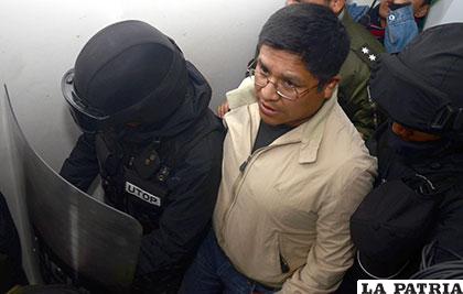 El ex fiscal Humberto Quispe custodiado tras suspenderse su audiencia /APG
