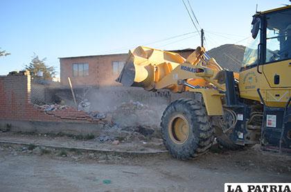 Con maquinaria pesada demolieron las construcciones clandestinas