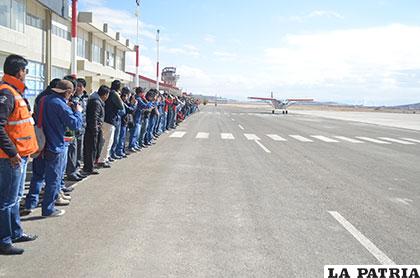 Estudiantes de la Factec observan el paso de la aeronave