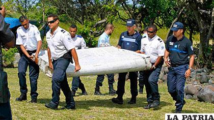 Traslado de restos del avión encontrados en orillas de la isla La Reunión /elestimulo.com