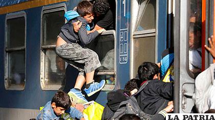 Inmigrantes tratan de ingresar a trenes en la estación Keleti, en Budapest /cnnespanol.cnn.com