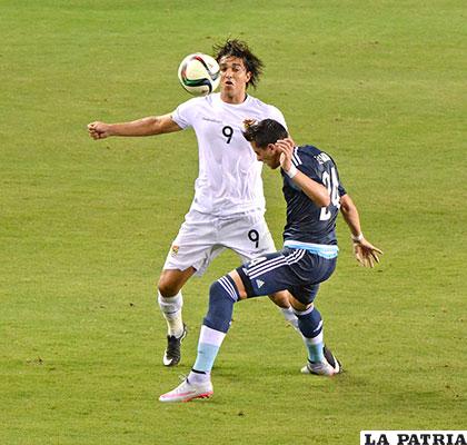 Martins intenta dominar el balón ante la marca de Funes Mori /Walter Challapa