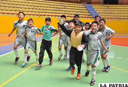 El festejo de los jugadores de Jorge Oblitas