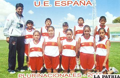 El equipo de atletismo de la Unidad Educativa España