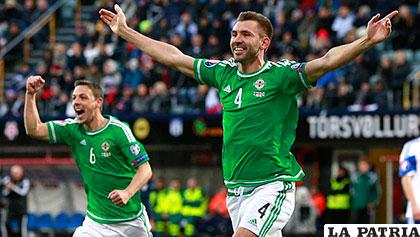 Gareth McAuley abrió el camino a la victoria de Irlanda del Norte