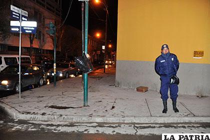 Vecinos botan su basura en las noches a pesar de la vigilancia de gendarmes