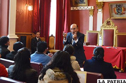 El experto en relaciones públicas, Jaime Humerez, durante el taller con funcionarios ediles