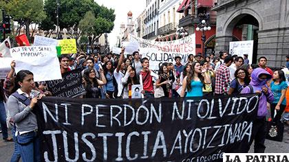 Familiares y compañeros de los estudiantes desaparecidos piden esclarecer el caso