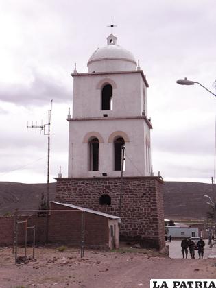 Vista posterior de la torre de la iglesia de Corque