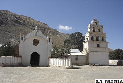 Una vista de la frontal de la Iglesia de Poopó