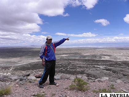 En la cima del cerro, Santos Villca señalando el lago Poopó