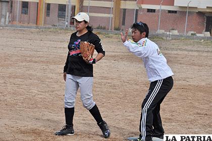 Kazuya Kosaka realiza algunas instrucciones a las seleccionadas