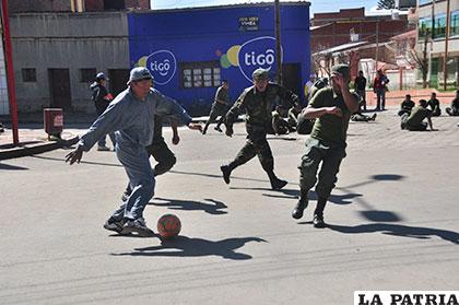 Algunos conscriptos se dedicaron a jugar fútbol en las calles