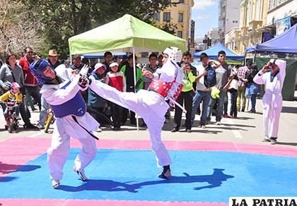 Demostración de taekwondo en la Plaza 10 de Febrero