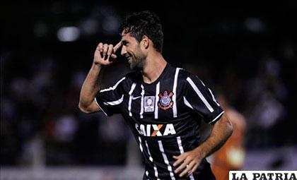 Guilherme Arana anotó el primero de Corinthians /holaciudad.com
