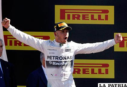 Lewis Hamilton con los brazos en alto /AS.COM