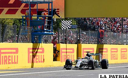 Hamilton cruza la meta en el circuito de Italia /AS.COM