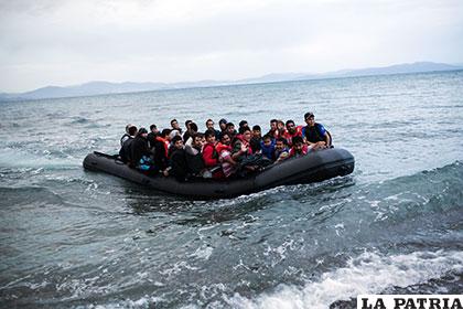 Un bote con inmigrantes afganos que escapan de la guerra /noticias.lainformacion.com