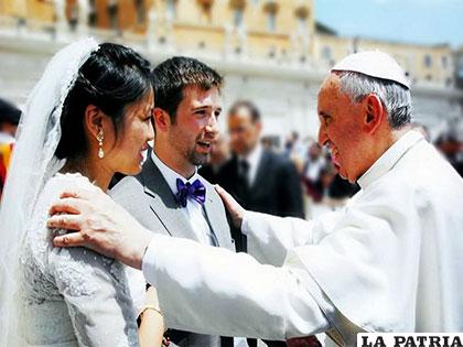 Papa Francisco junto a una pareja de recién casados /tinogastaesnoticias.com