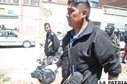 El cabo Roly Cahuana lleva en su mano la bolsa con el cuerpo del feto