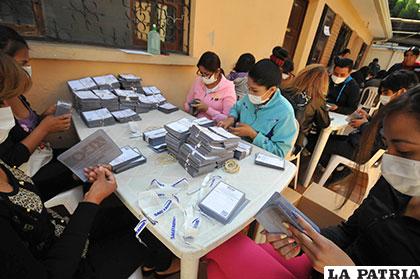Funcionarios del Tribunal Electoral preparan papeletas para el referéndum /APG
