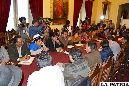 Conalcam y Gobierno se reúnen para aprobar reelección de Evo Morales /APG
