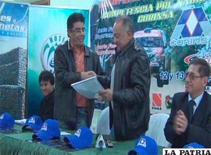 Valenzuela hace la entrega de la convocatoria al patrocinador Omar Eid
