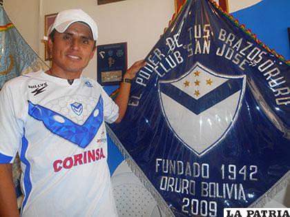 Daner Pachi viste la casaca 