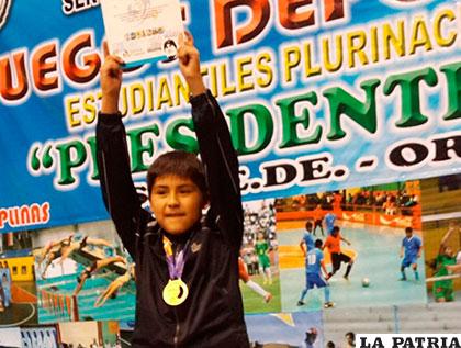 Mario Cadena representará a Oruro en natación