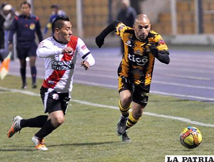 Dury y Cristaldo en procura de hacerse de la pelota /APG