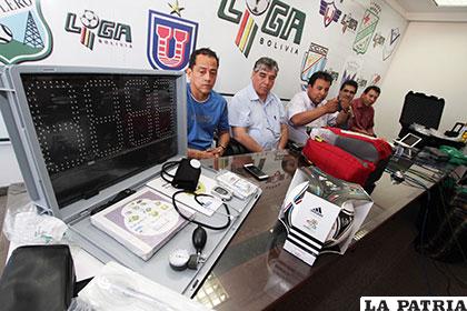 Durante la entrega del material a las asociaciones y clubes