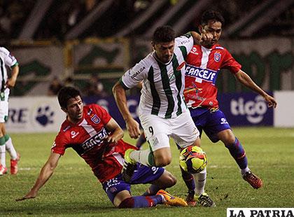 La acción del partido que disputaron Oriente y Universitario /APG