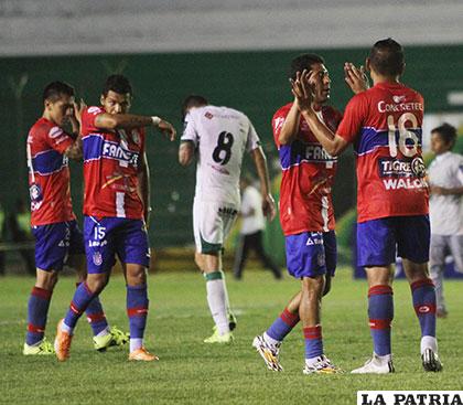 Los de Universitario festejaron el empate logrado en Santa Cruz /APG